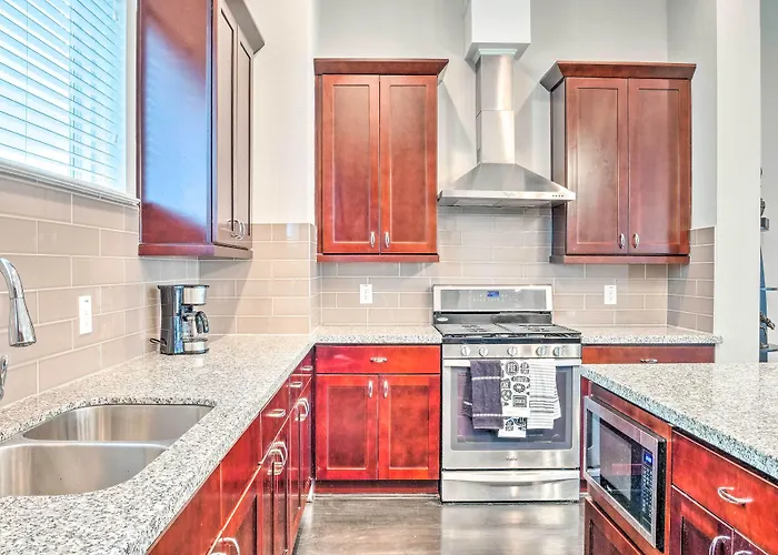 Pet-Friendly Houston Townhome, 6 Mi To Dtwn!