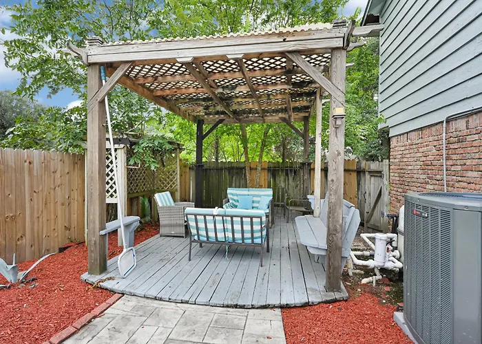 Home For Summer With Pool, Pool Table, Outdoor Kitchen,Patio And Balcony