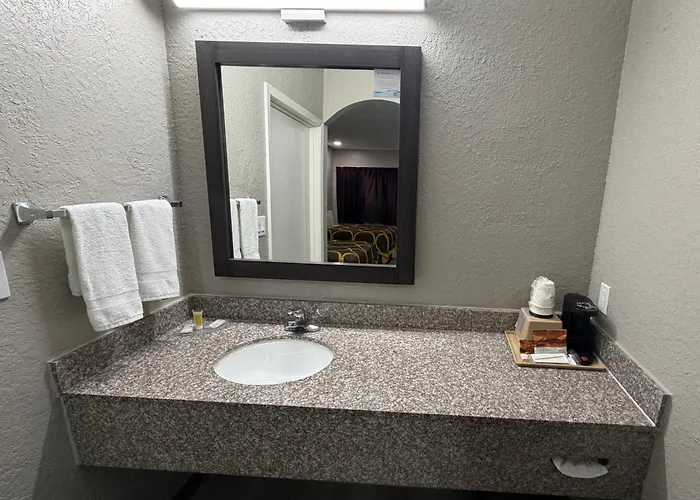 Super 8 By Wyndham Houston/Brookhollow Nw