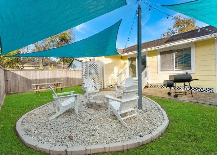 Cozy Cottage In The Heart Of Kemah Close To The Boardwalk And Bay