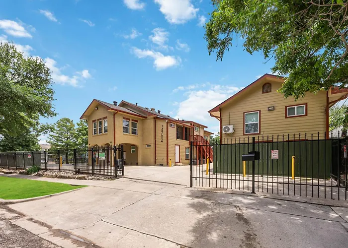 East Downtown Micro-Luxe Container Living Pod #10 Apartment Houston
