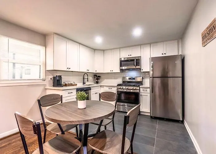 Pet friendly Montrose Fifa Stay - 12 Houston