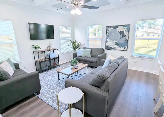 Near Rosenburg & Needville Sleeps 9 Pet Friendly