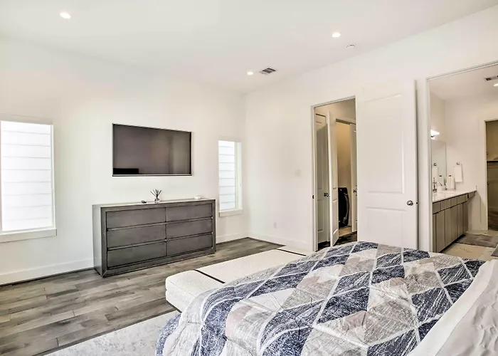 Newly-Built Luxury Galleria Area Townhome!