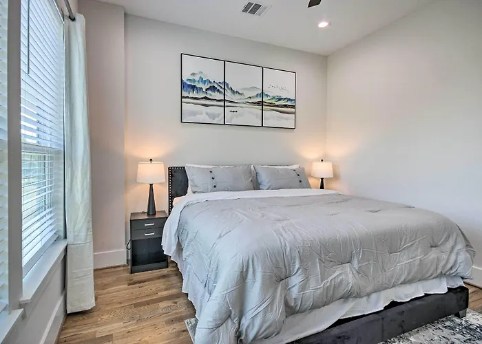 Modern Home With Yard 2 Mi To Downtown Houston!