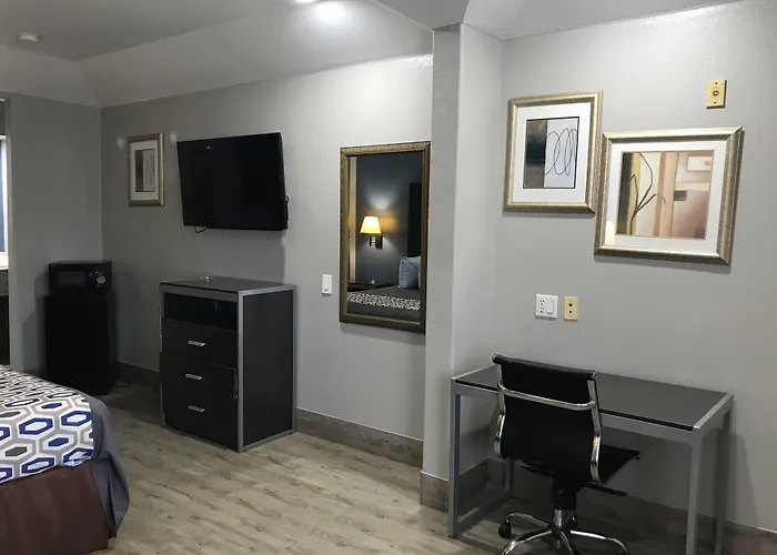 Camelot Inn And Suites