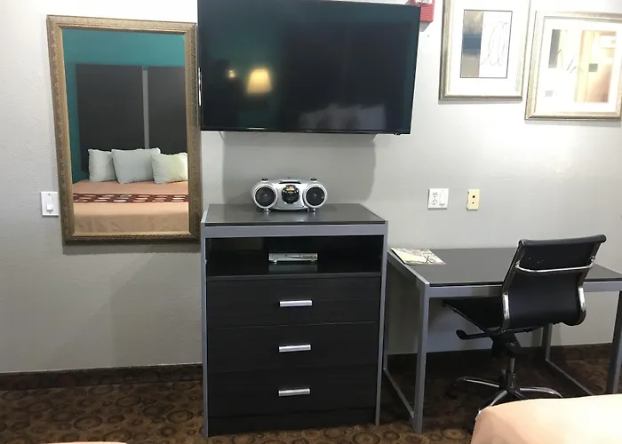 Camelot Inn And Suites