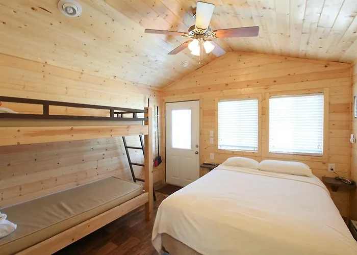 Lake Conroe Queen Studio Cabin 5