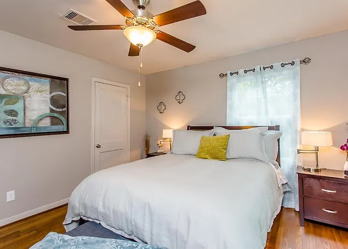 The Blue Door Bungalow - Luxury Home Downtown Houston