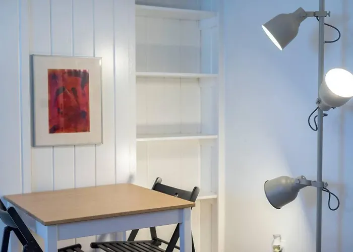 Avant-Garde Montrose Apt W/ Coffee And Parking