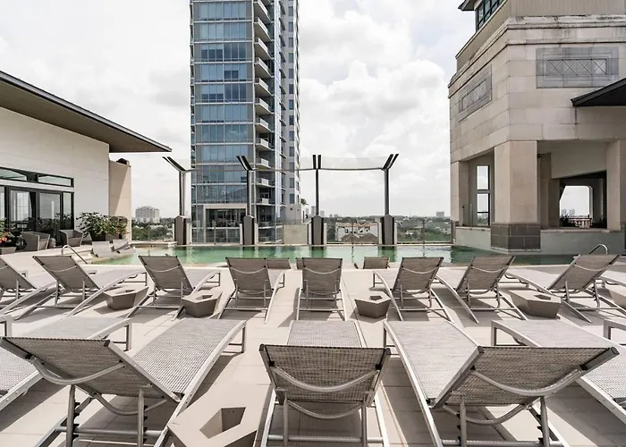 Pet friendly Modern Flat + Pool + Gym Apartment Houston
