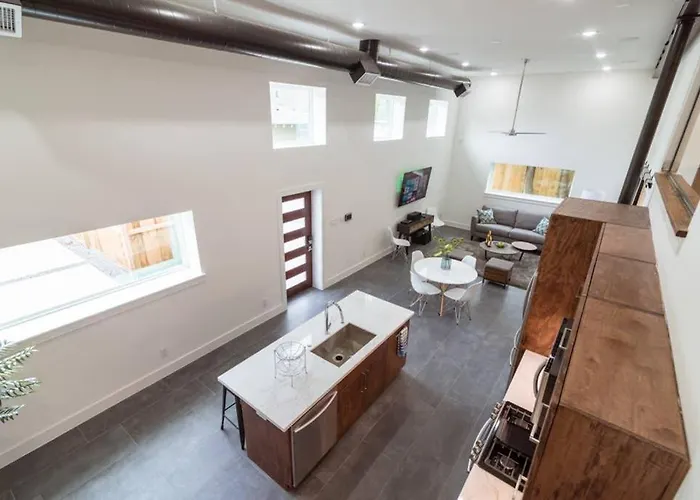 East Downtown Modern Luxury Retreat Villa Houston