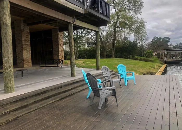 Spacious San Jacinto River Home With Waterfront Deck